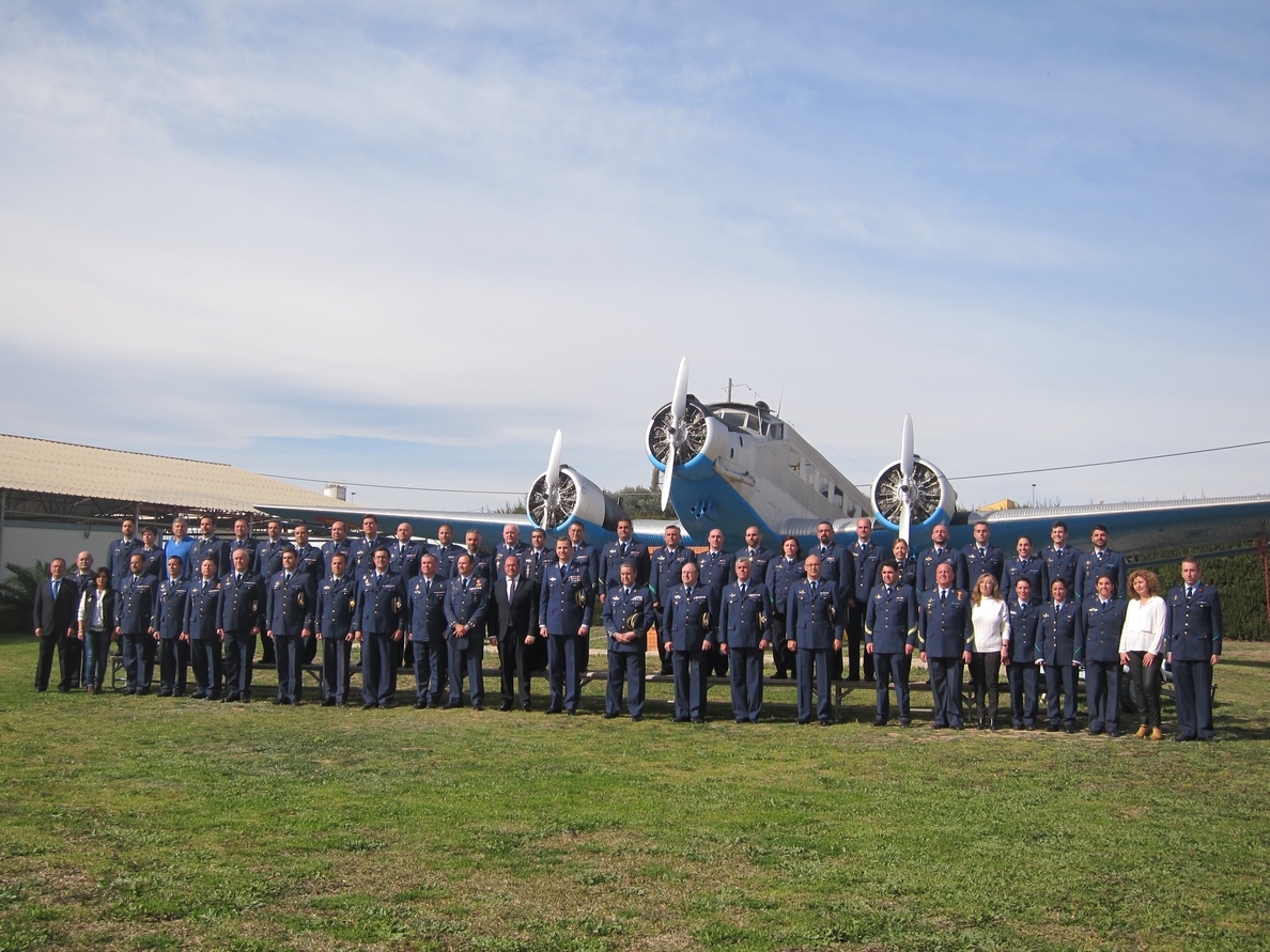 Felipe VI visita por primera vez como Rey la Escuela Militar de Paracaidismo en la Base Aérea de Alcantarilla