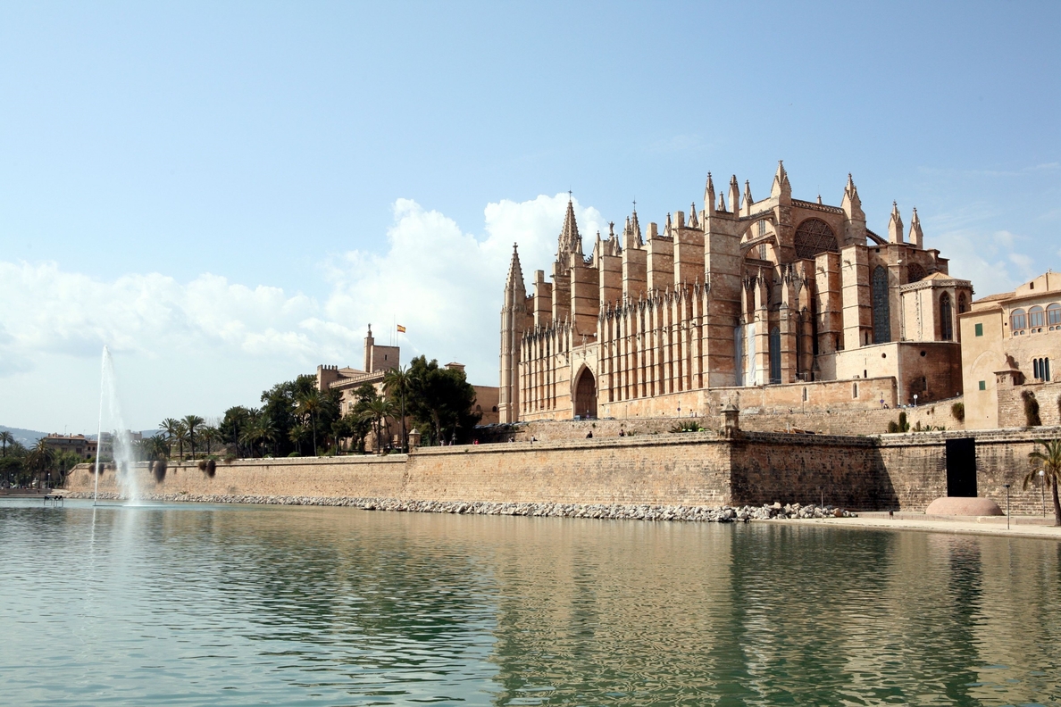 Baleares lidera los indicadores macroeconómicos del turismo vacacional español en 2015