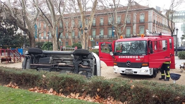 Una conductora se marea y vuelca en un parque infantil en el Paseo del Prado atropellando a dos personas