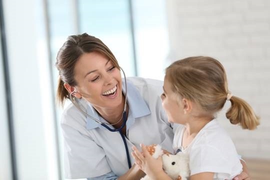 Los pediatras invierten una media de 940 euros al año en actualización profesional