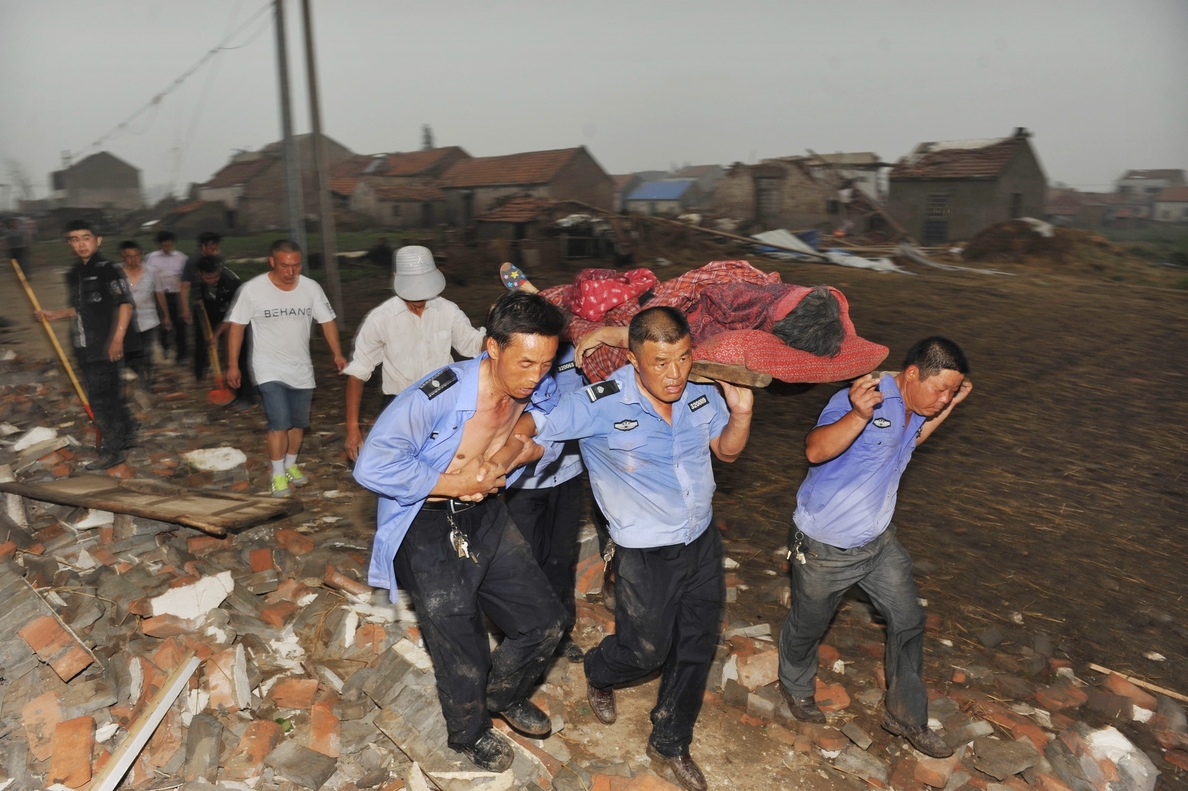 Aumenta a 98 muertos y 800 heridos cifra de víctimas por tornado de China