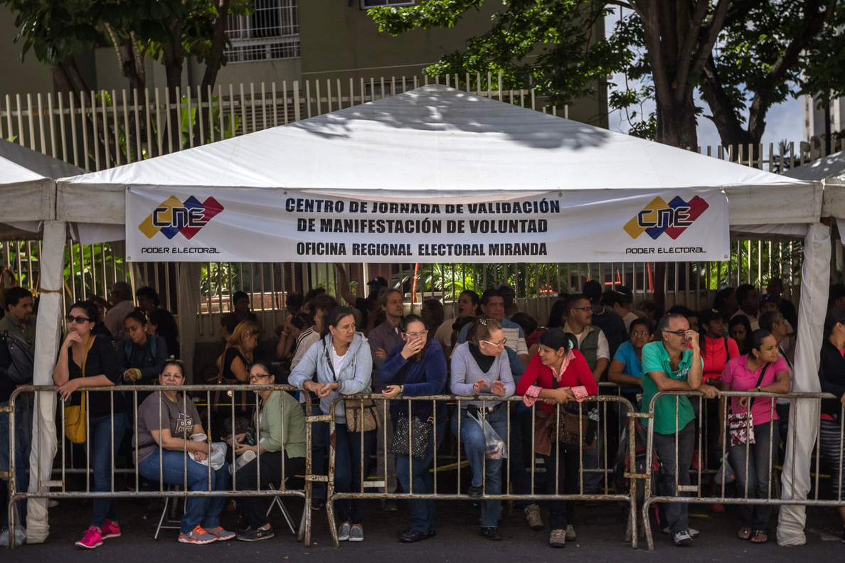 La oposición venezolana valida más del doble de las firmas requeridas en el revocatorio