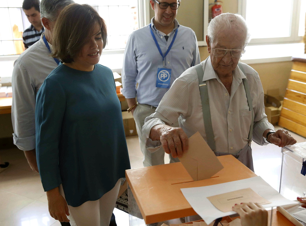 Sáenz de Santamaría destaca la responsabilidad del voto para futuro del país