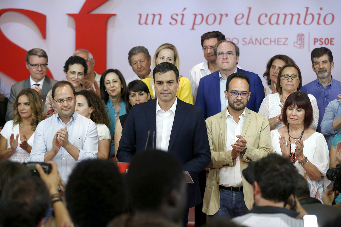 Sánchez impide el sorpasso y culpa a Iglesias de la victoria de la derecha