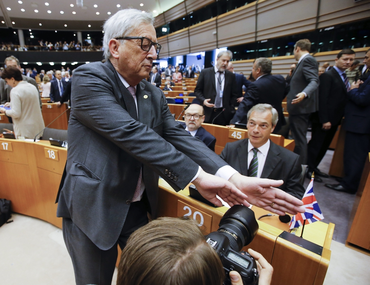 Juncker prohíbe a sus comisarios negociar en secreto con el Reino Unido