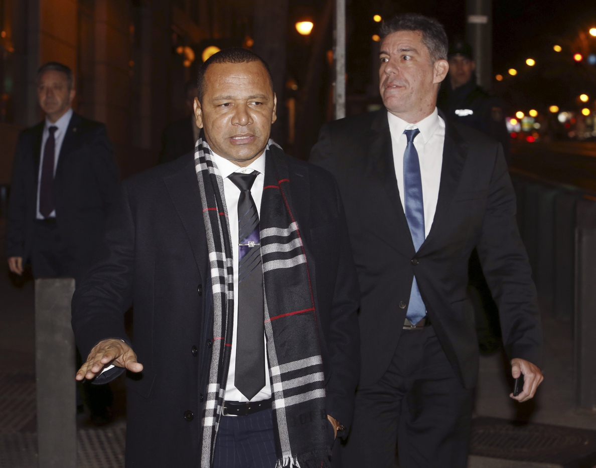 El padre de Neymar afirma que el futuro de su hijo está en manos del Barcelona