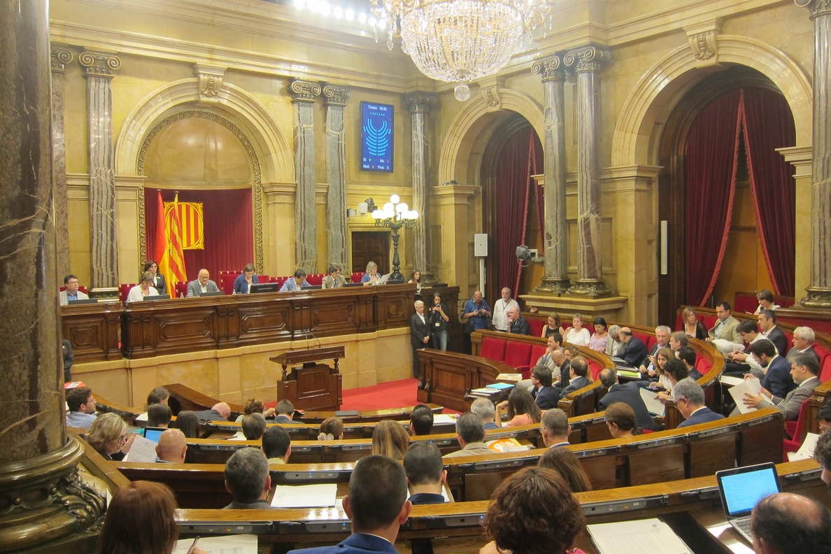 El Parlamento catalán rechaza una ley de C»s para limitar los deberes escolares