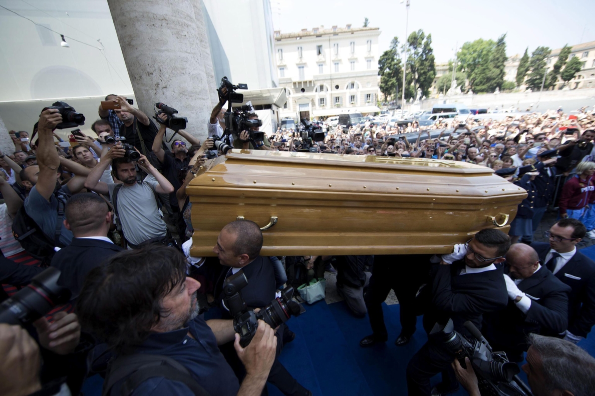 Roma da su último adiós a Bud Spencer entre aplausos, sonrisas y música