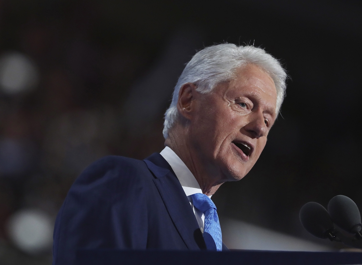 Bill Clinton repasa su historia con Hillary en un discurso lleno de anécdotas