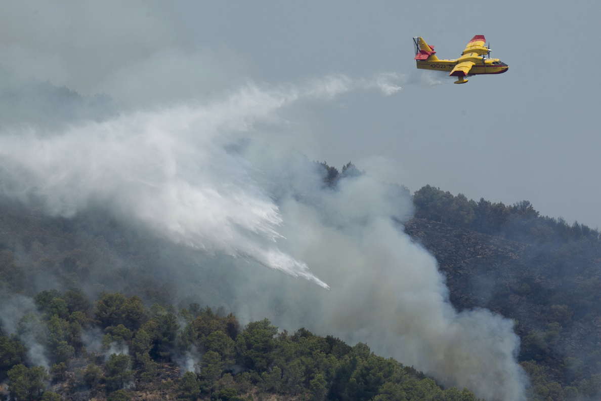 Cuatro bomberos han requerido atención sanitaria por el incendio de Artana