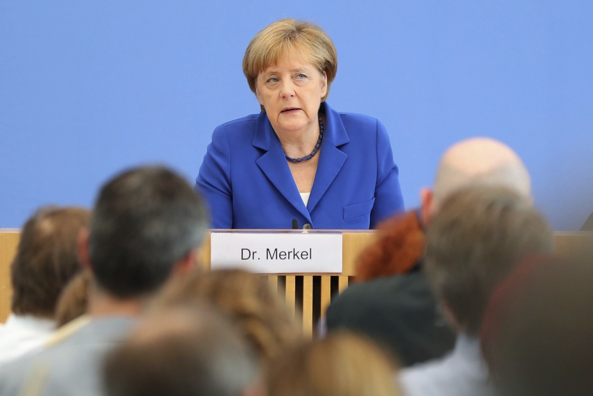 Merkel condena los ataques y afirma que Alemania superará «esta prueba histórica»