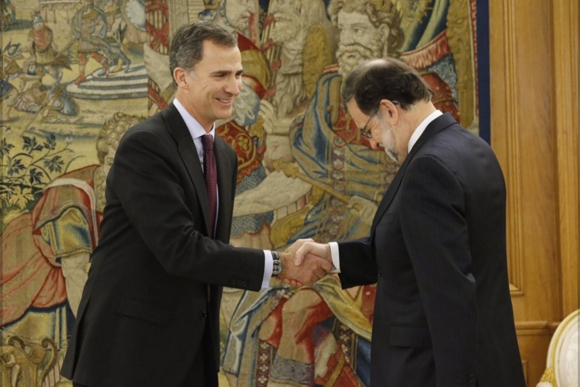 El PP anuncia en Twitter que Rajoy dirá sí al Rey y Génova dice que es un error