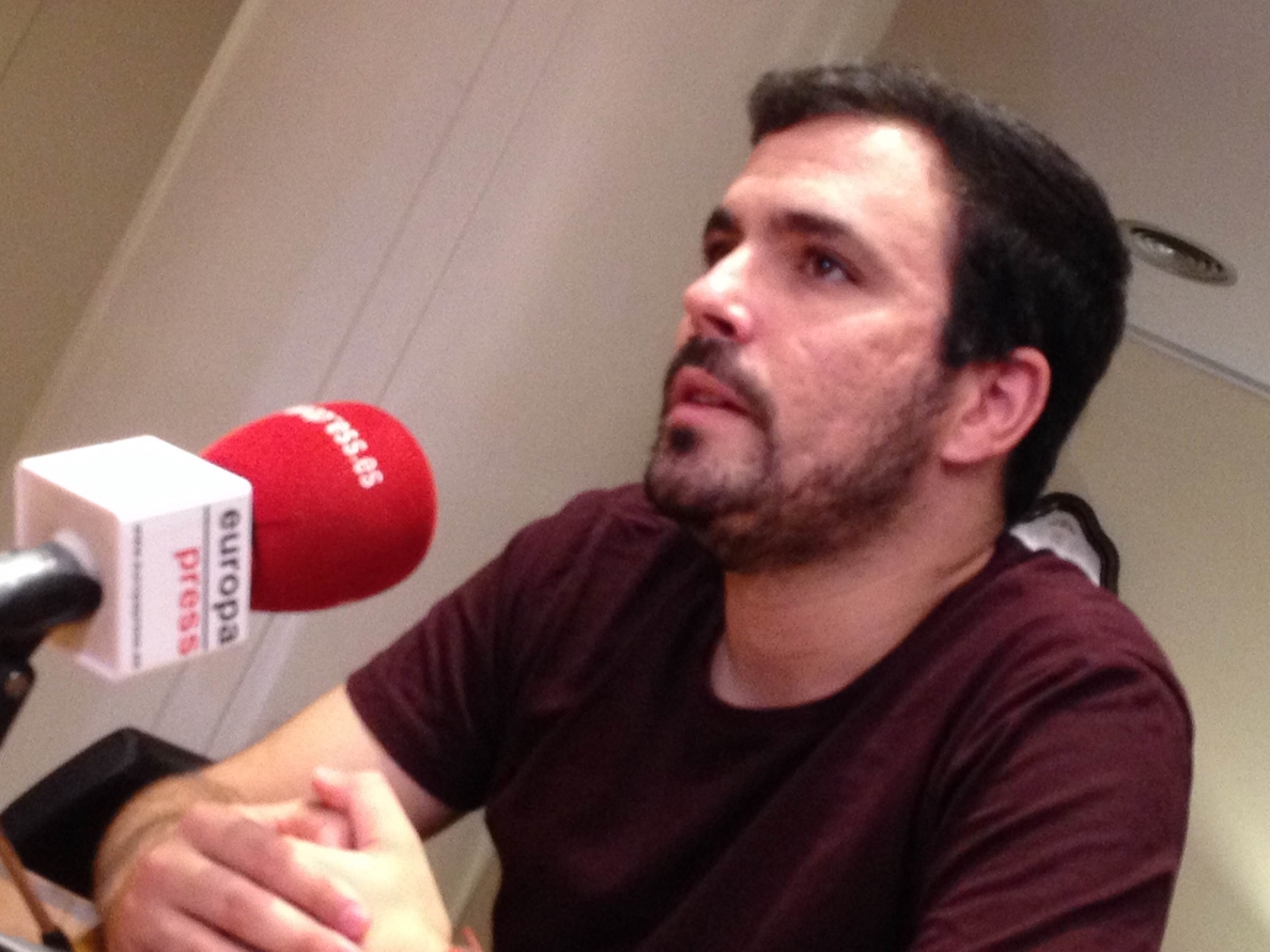 Alberto Garzón tacha de «enorme cacicada» la exclusión de Otegi de las elecciones vascas