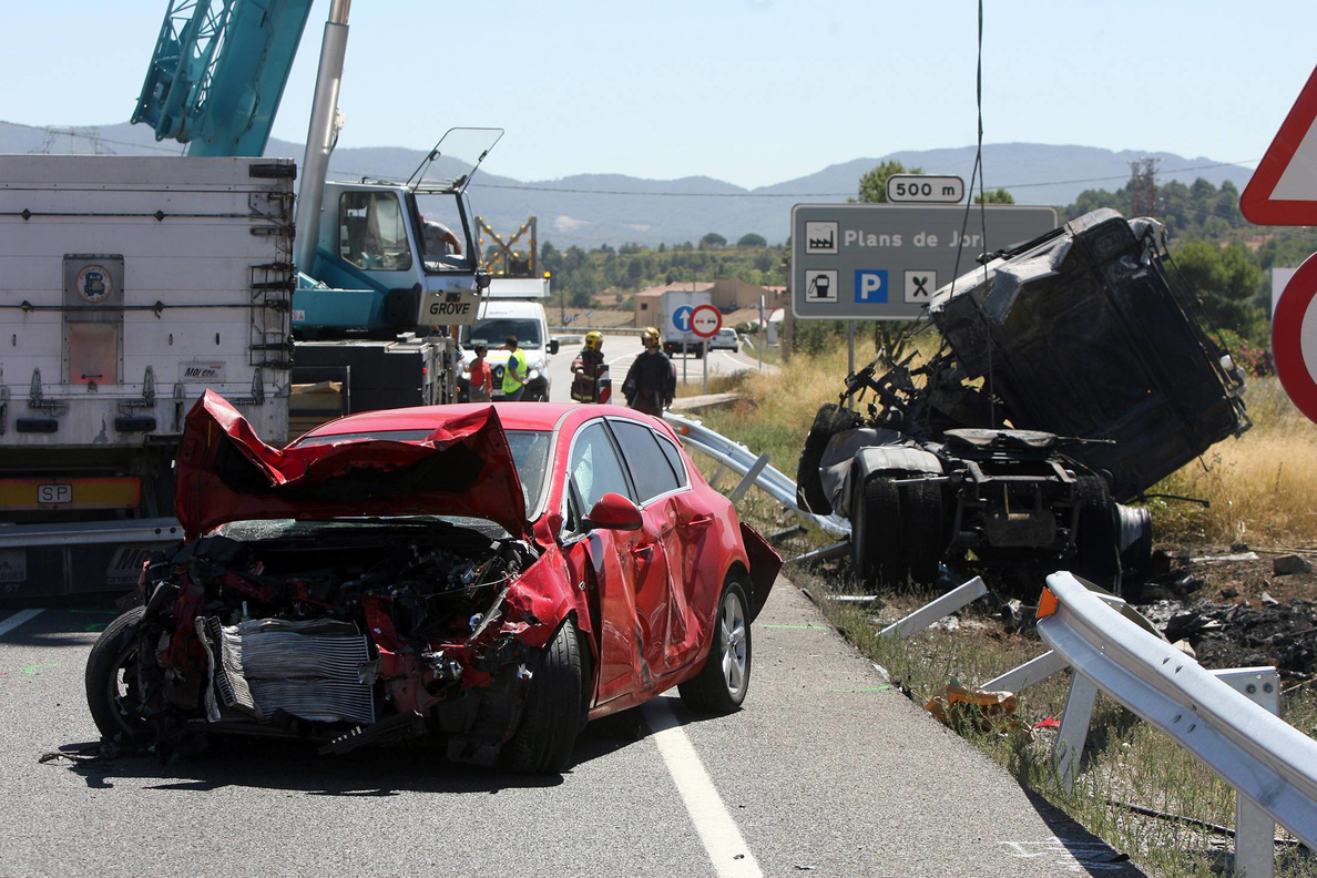 Un muerto y dos heridos graves al chocar un camión y 4 turismos en Tarragona