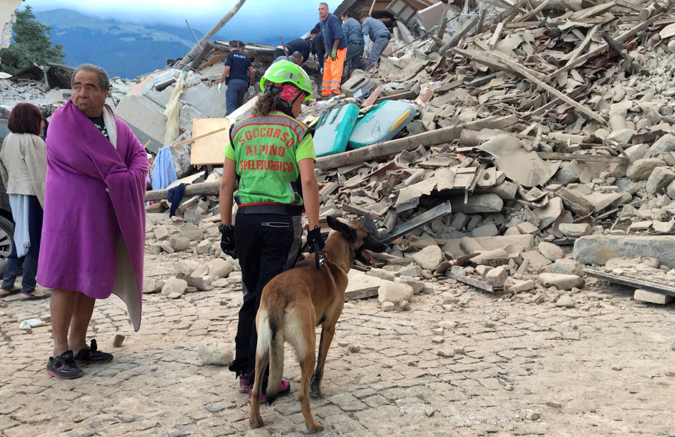 Un fuerte terremoto sacude el centro de Italia y causa al menos un centenar de desaparecidos
