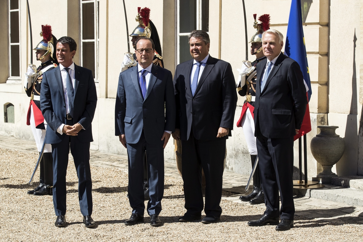 Hollande inicia la reunión socialdemócrata con un mensaje de apoyo a Italia