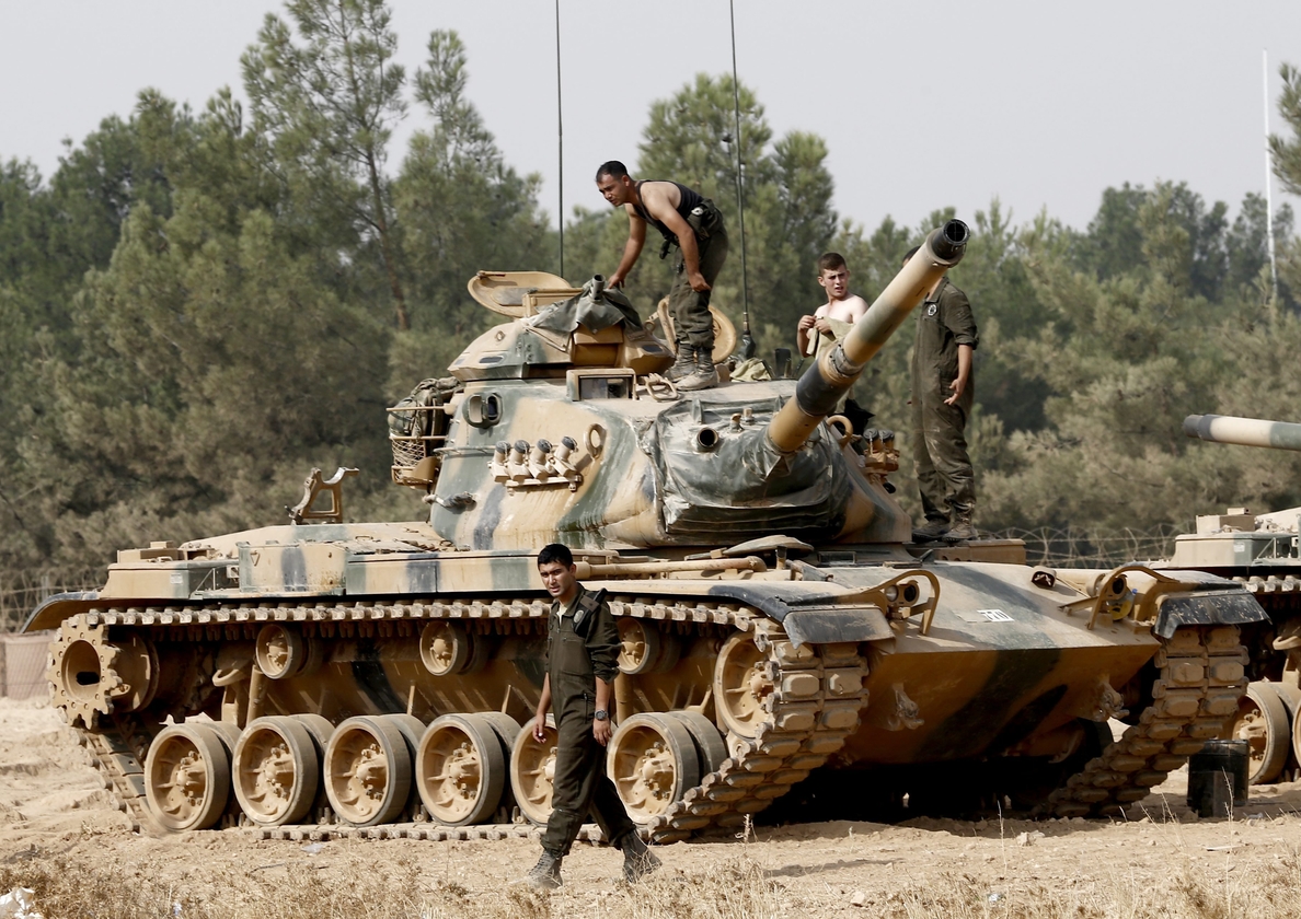 Una decena de tanques turcos y maquinaria pesada entra en territorio sirio