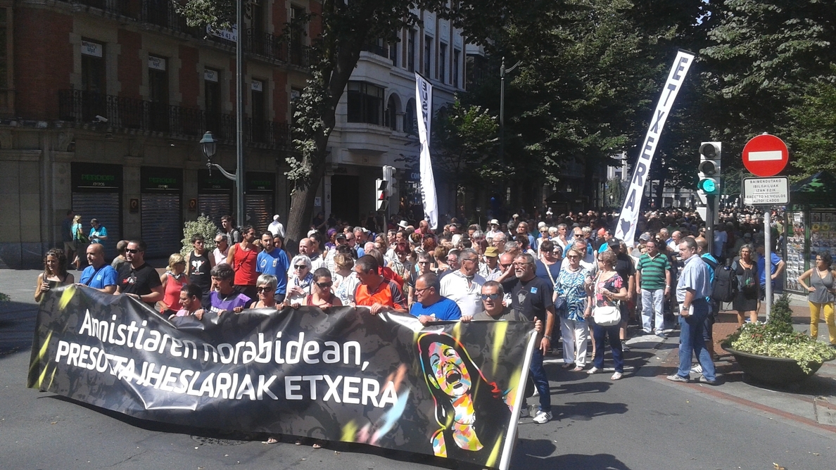 Cientos de personas piden en una manifestación en Bilbao la amnistia para los presos y huidos de ETA