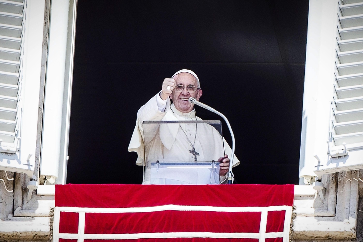 El papa anuncia que visitará las zonas afectadas por el terremoto en Italia