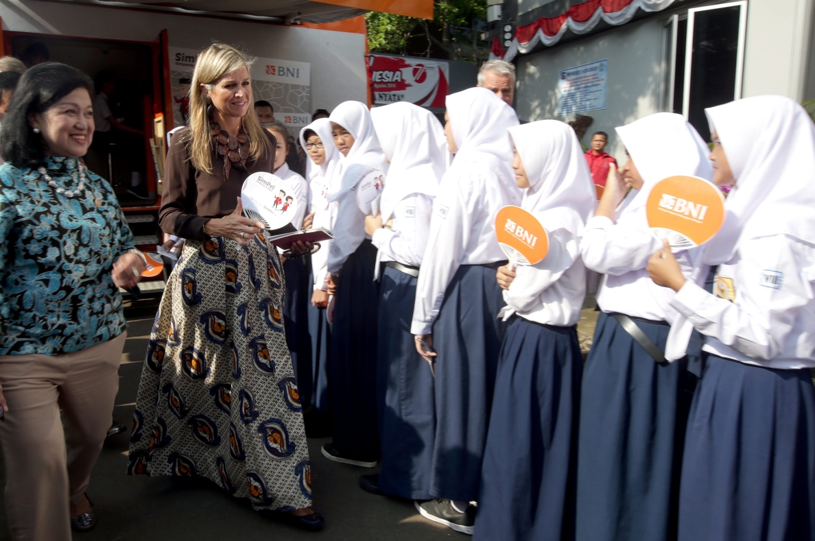 La reina Máxima de Holanda fomenta la inclusión financiera en Indonesia