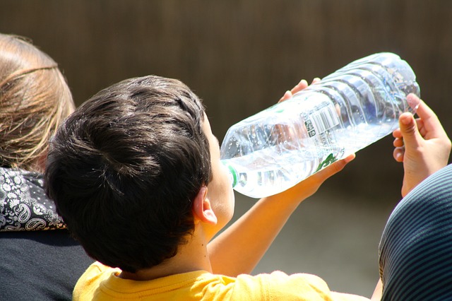 UNICEF dice que mujeres y niñas dedican 200 millones de horas al día para recoger agua