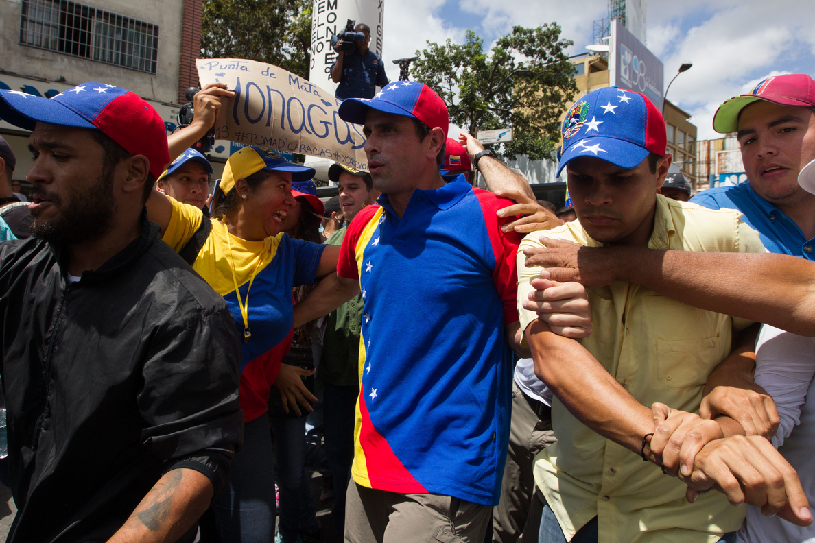 Capriles denuncia que encapuchados lo tienen sitiado en un aeropuerto venezolano