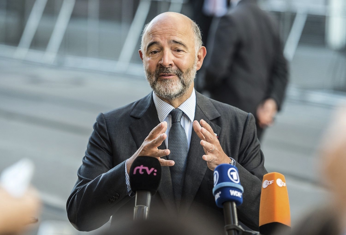 Moscovici niega haber hablado con De Guindos sobre la prolongación del presupuesto