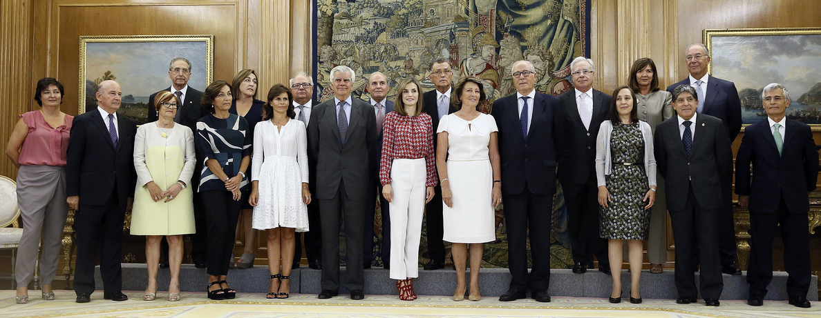 La Reina, con la nueva Ejecutiva de la Asociación Española contra el Cáncer