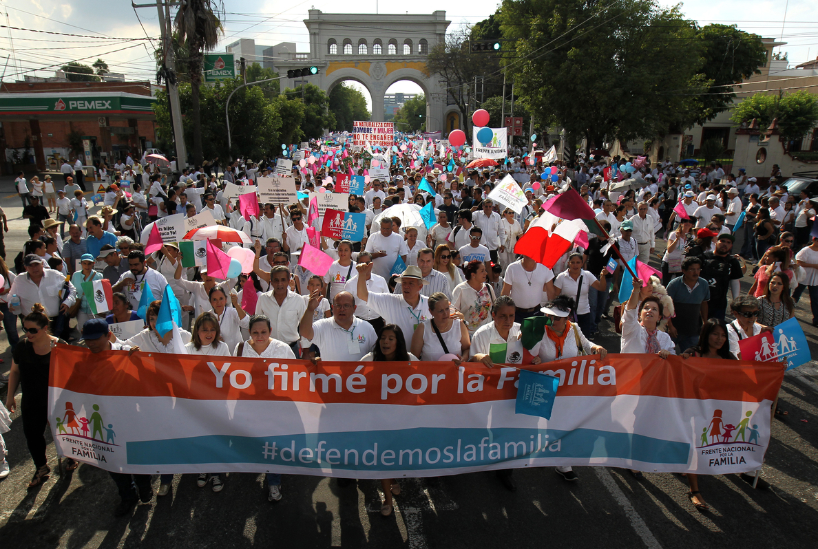 Miles de personas se manifiestan en México en contra del matrimonio homosexual