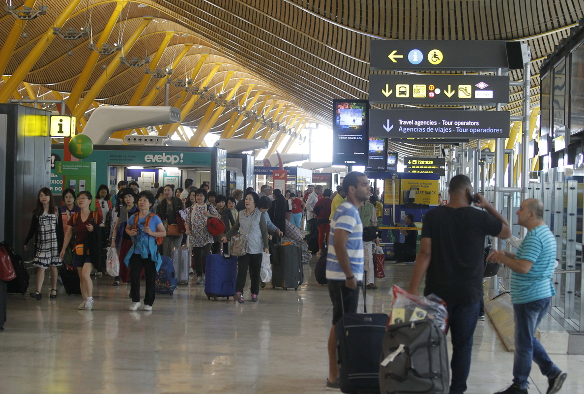 El uso del avión casi dobló al del AVE en julio en viajes dentro de España