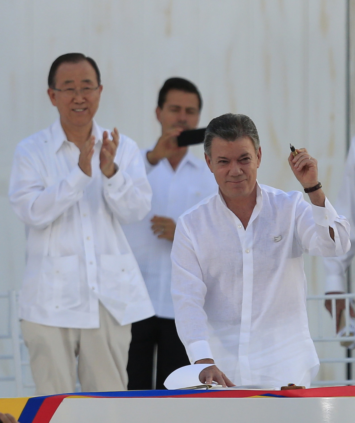 Santos da la «bienvenida» a la democracia a las FARC