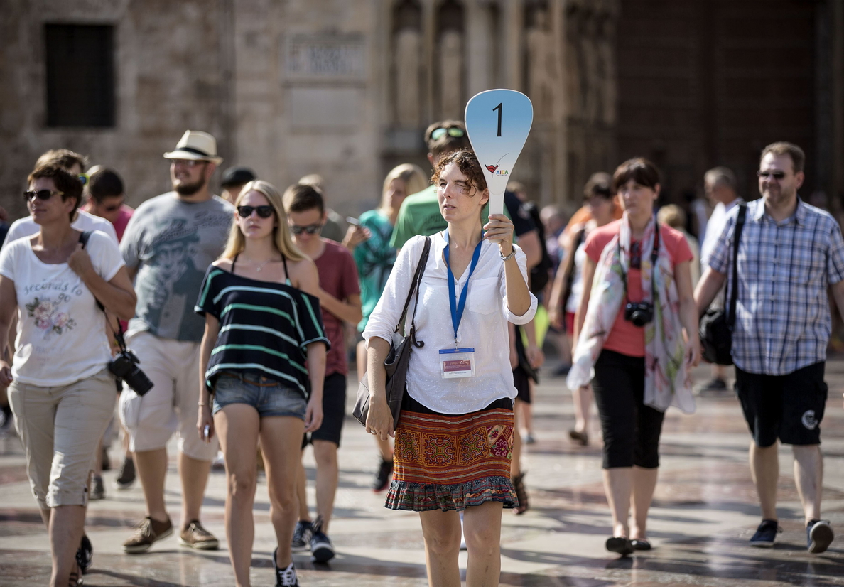 España recibe el récord de 52,5 millones de turistas hasta agosto