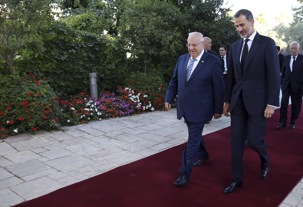 Felipe VI recuerda con Rivlin a Peres como «constructor de la paz»