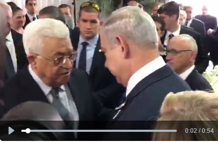 Netanyahu y Abbas se saludan antes del inicio del funeral por el expresidente Shimon Peres
