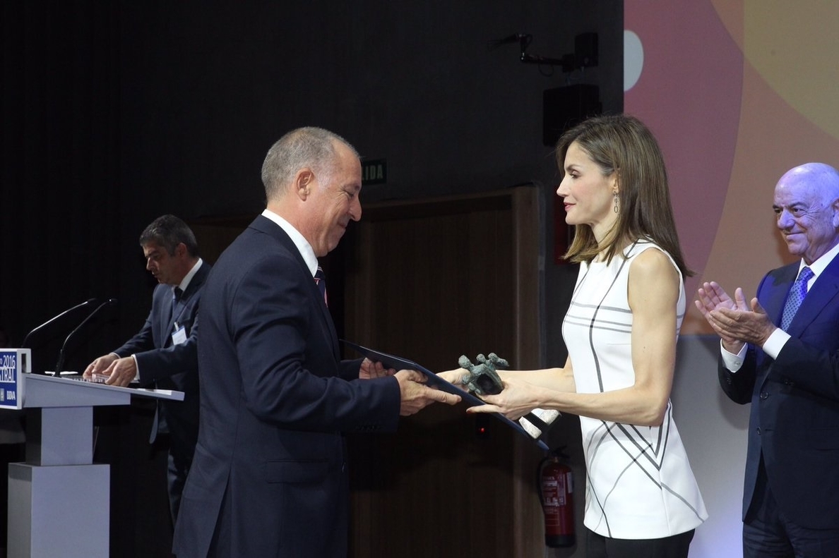 La Reina Letizia entrega los premios Acción Magistral 2016 a las «minorías innovadoras» del mundo docente