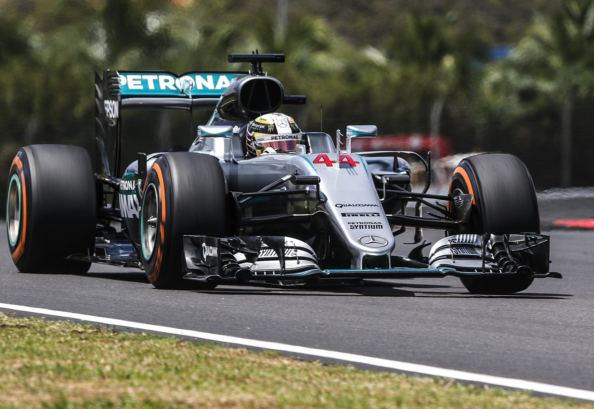 Hamilton domina delante de Verstappen el último ensayo libre en Malasia