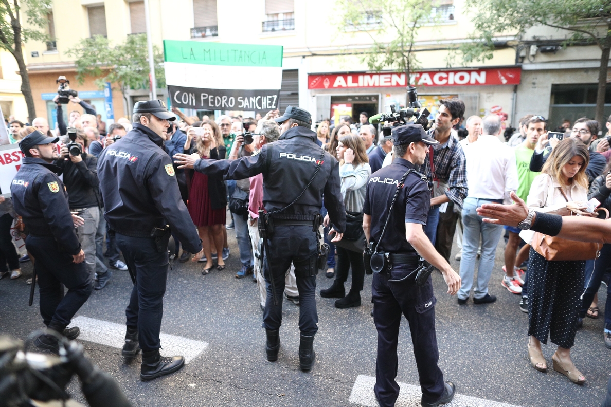 Manifestantes en Ferraz vuelven a increpar a los críticos del PSOE durante el receso del Comité Federal
