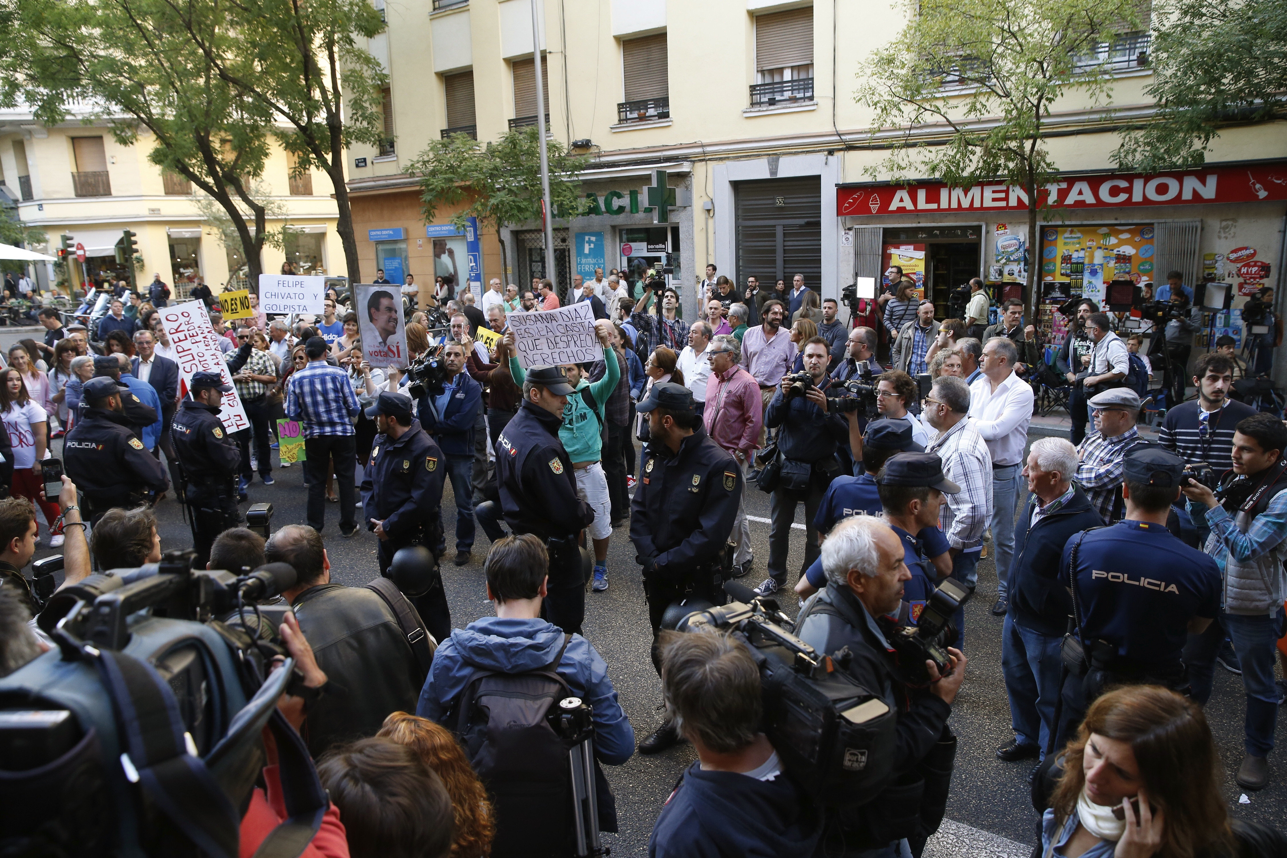 Las discrepancias entre los »sanchistas» y los críticos bloquean el comité del PSOE