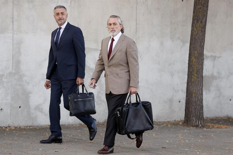 Bárcenas y Correa llegan al juicio de la Gürtel entre gritos de «chorizos» y «ladrones»