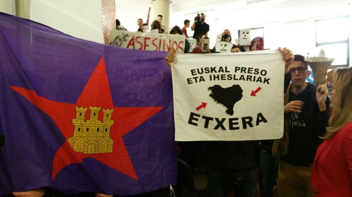 Cancelada la conferencia de Felipe González en la Universidad Autónoma por el escrache de decenas de estudiantes