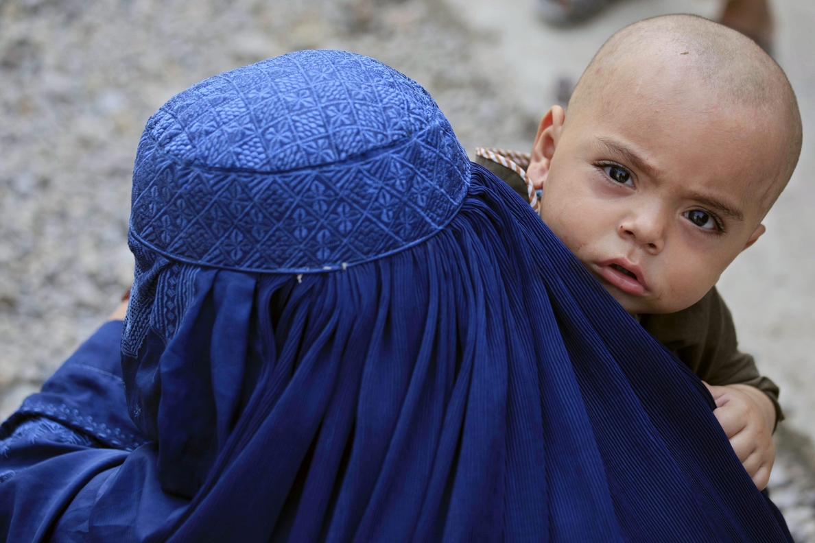 Medio millón de refugiados afganos abandonaron Pakistán y volvieron a su país