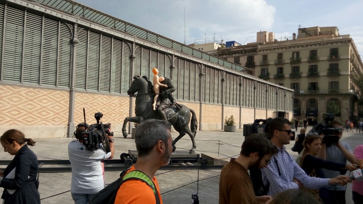 El Ayuntamiento de Barcelona retira del Born la estatua ecuestre de Franco decapitado