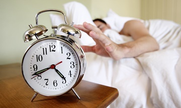 Lo sospechabas y ahora la ciencia lo confirma: madrugar es malo para la salud