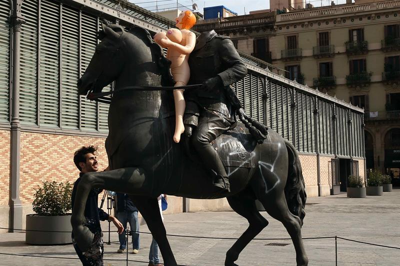 Tumban la polémica estatua decapitada de Franco en Barcelona
