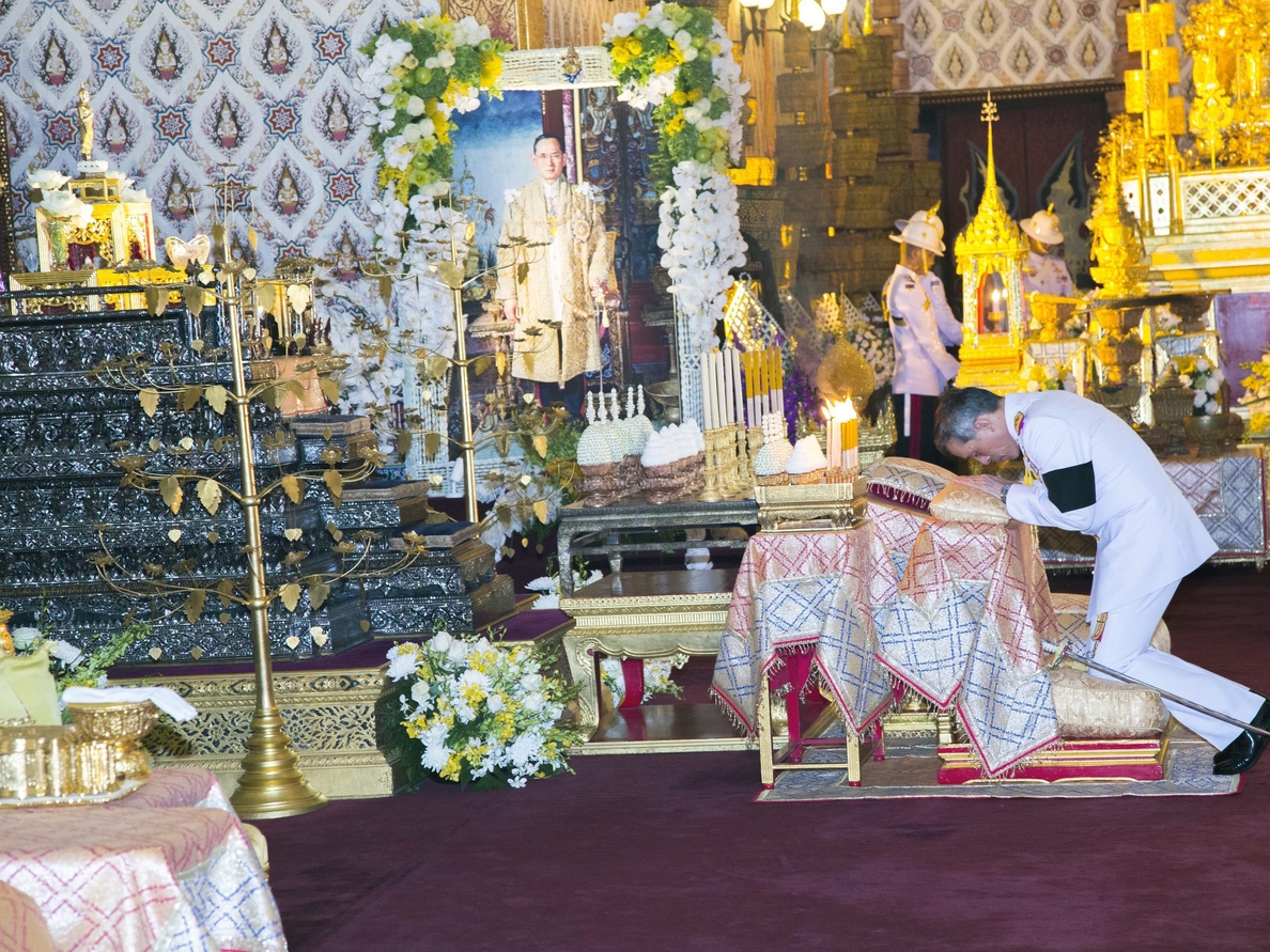 Miles de tailandeses entonan el himno real para recordar al fallecido monarca
