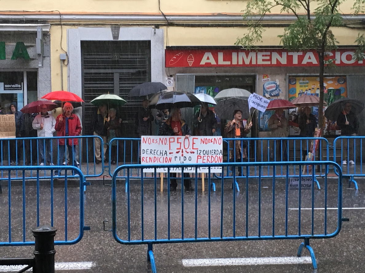 Una decena de simpatizantes del PSOE a favor del »no» se concentra en Ferraz al grito de «esta no es la sede del PP»