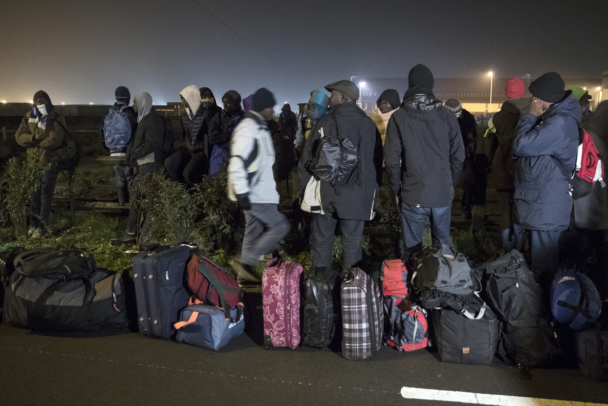 Comienza la evacuación del campo de inmigrantes de Calais con largas colas