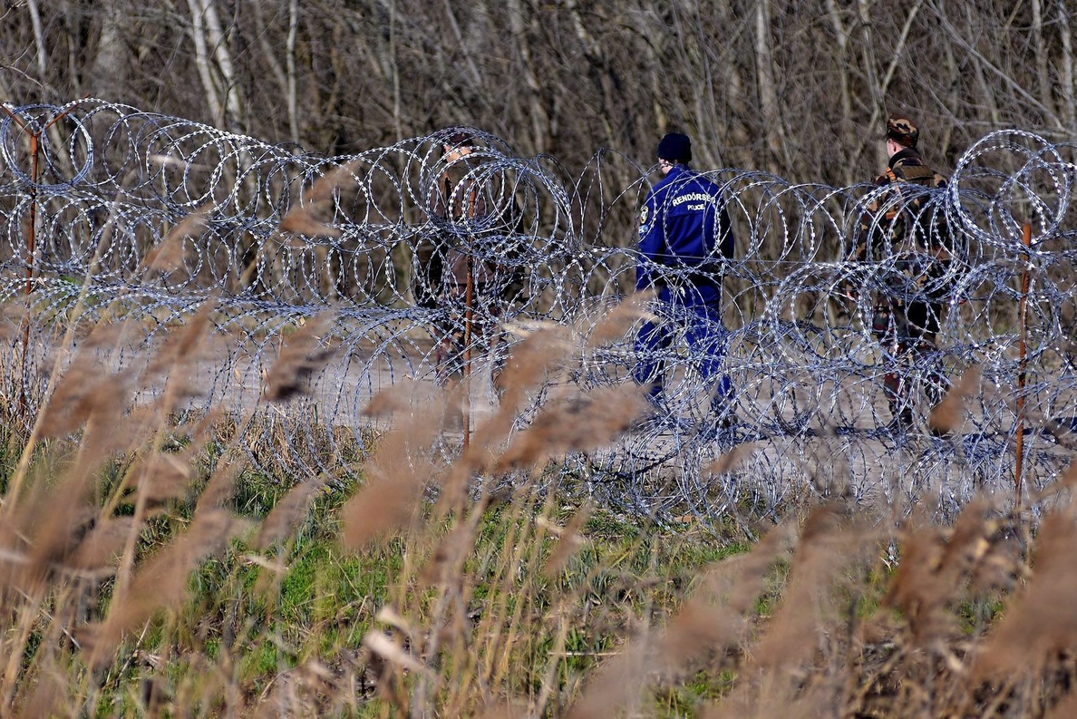Hungría comienza a levantar una valla antimigratoria de alta tecnología