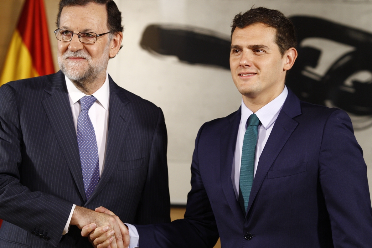 Rivera confirma telefónicamente con Rajoy el pacto por el que Ciudadanos votará sí a la investidura