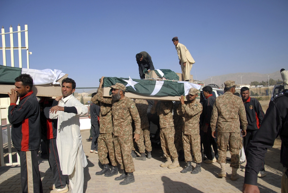 Pakistán despide a 62 cadetes y un capitán muertos en un ataque insurgente